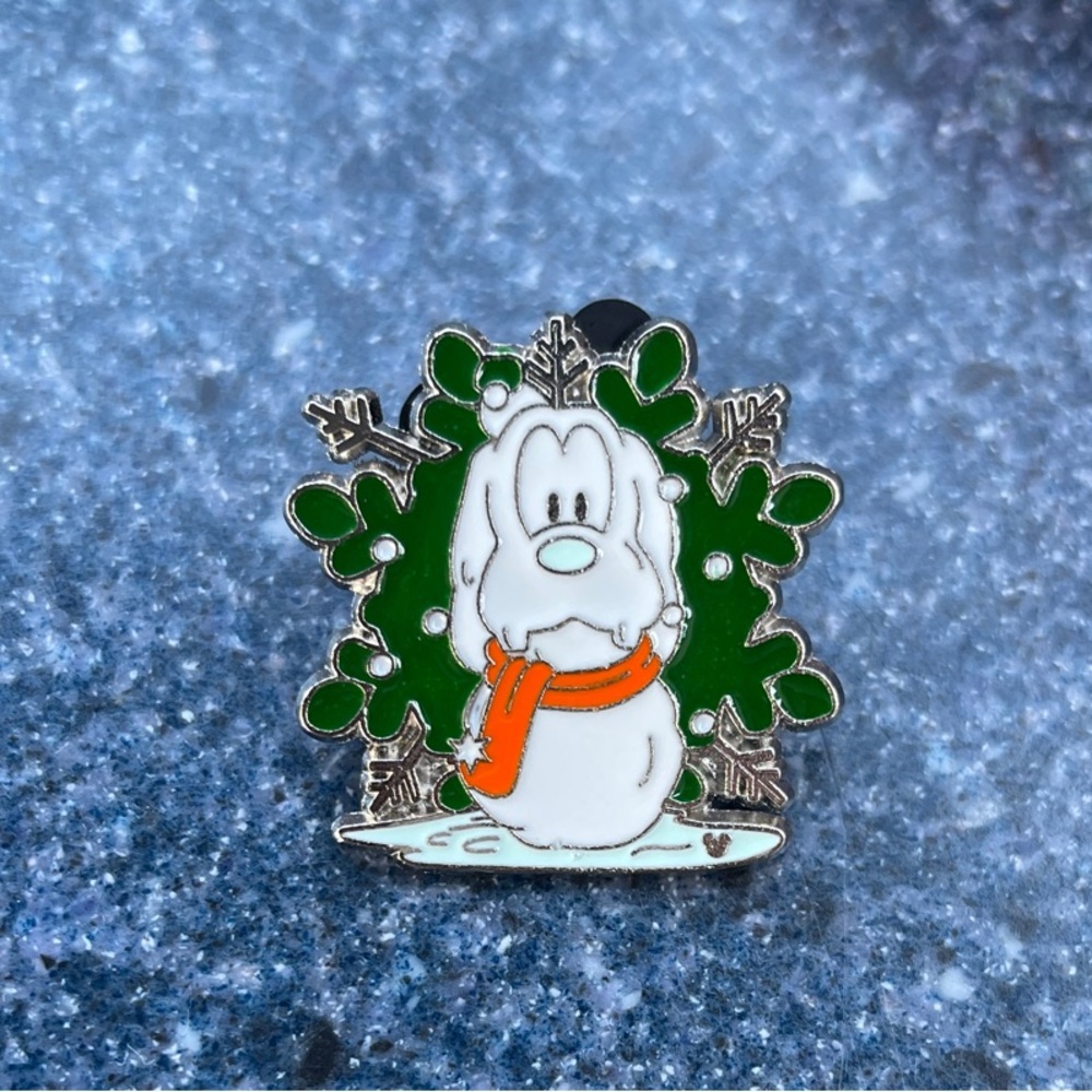 Disney Pluto snowman Green and Orange Pin